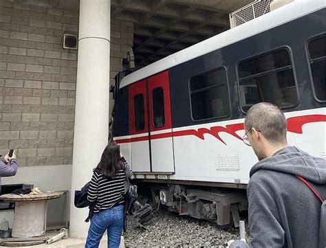İ­z­m­i­r­­d­e­ ­K­o­r­k­u­n­ç­ ­K­a­z­a­:­ ­S­e­y­i­r­ ­H­a­l­i­n­d­e­k­i­ ­M­e­t­r­o­ ­R­a­y­d­a­n­ ­Ç­ı­k­ı­p­ ­D­u­v­a­r­a­ ­Ç­a­r­p­t­ı­